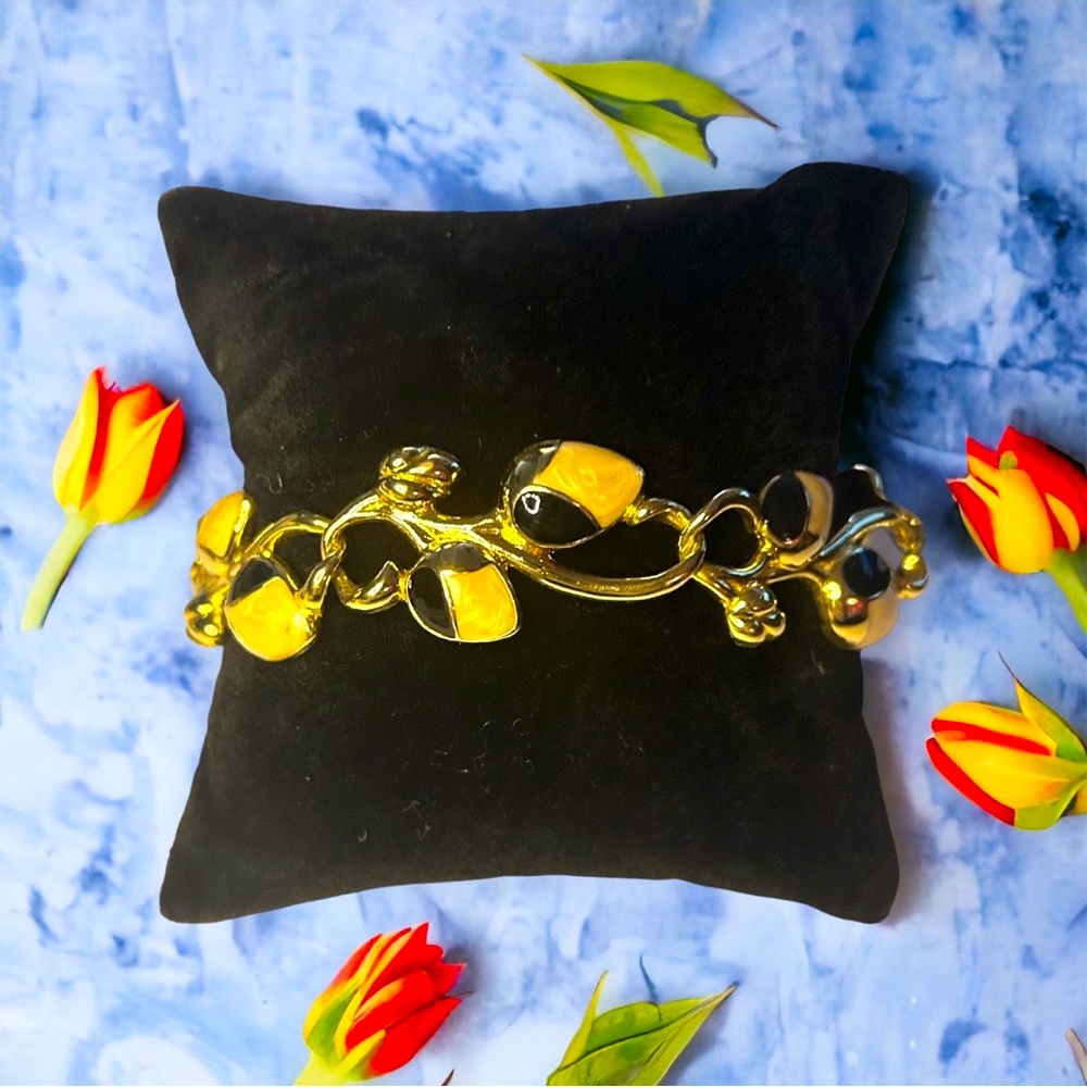 TRAFARI GOLD TONE BRACELET W/BLACK & CREAM MOTHER OF PEARL DESIGN! VINTAGE